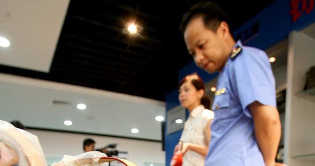 Wystawa podrabianych produktów Louis Vuitton skonfiskowanych w Chinach /AFP