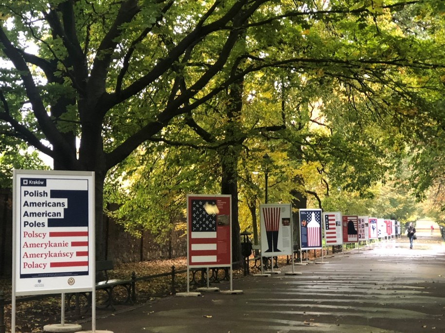 Wystawa "Polscy Amerykanie/Amerykańscy Polacy" na krakowskich Plantach /Konsulat Generalny USA w Krakowie /Materiały prasowe