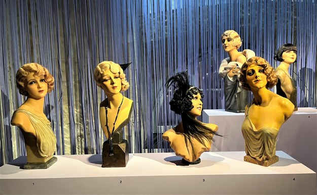 Wystawa poświęcona historii modnych fryzur w Paryżu /Marek Gładysz /RMF FM