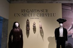 Wystawa poświęcona historii modnych fryzur w Paryżu
