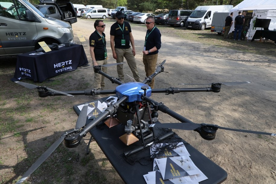 Wystawa produktów polskich producentów bezzałogowych systemów uzbrojenia w 1. Warszawskiej Brygadzie Pancernej, kwiecień 2025 r. /Paweł Supernak /PAP