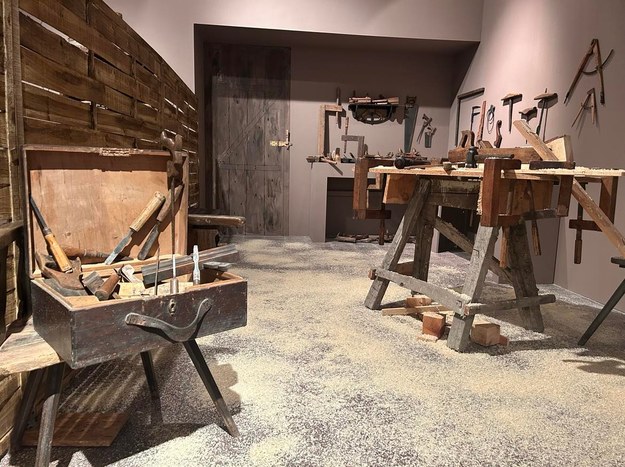 Wystawa przedstawia dawne narzędzia służące rzemieślnikom: cieślom, stolarzom, bednarzom. /Aneta Łuczkowska /RMF FM - reporter
