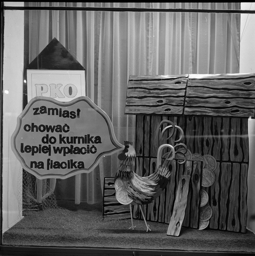 Wystawa sklepowa reklamująca "oszczędzanie" w PKO - Warszawa, rok 1974 /Andrzej Wiernicki /Agencja FORUM