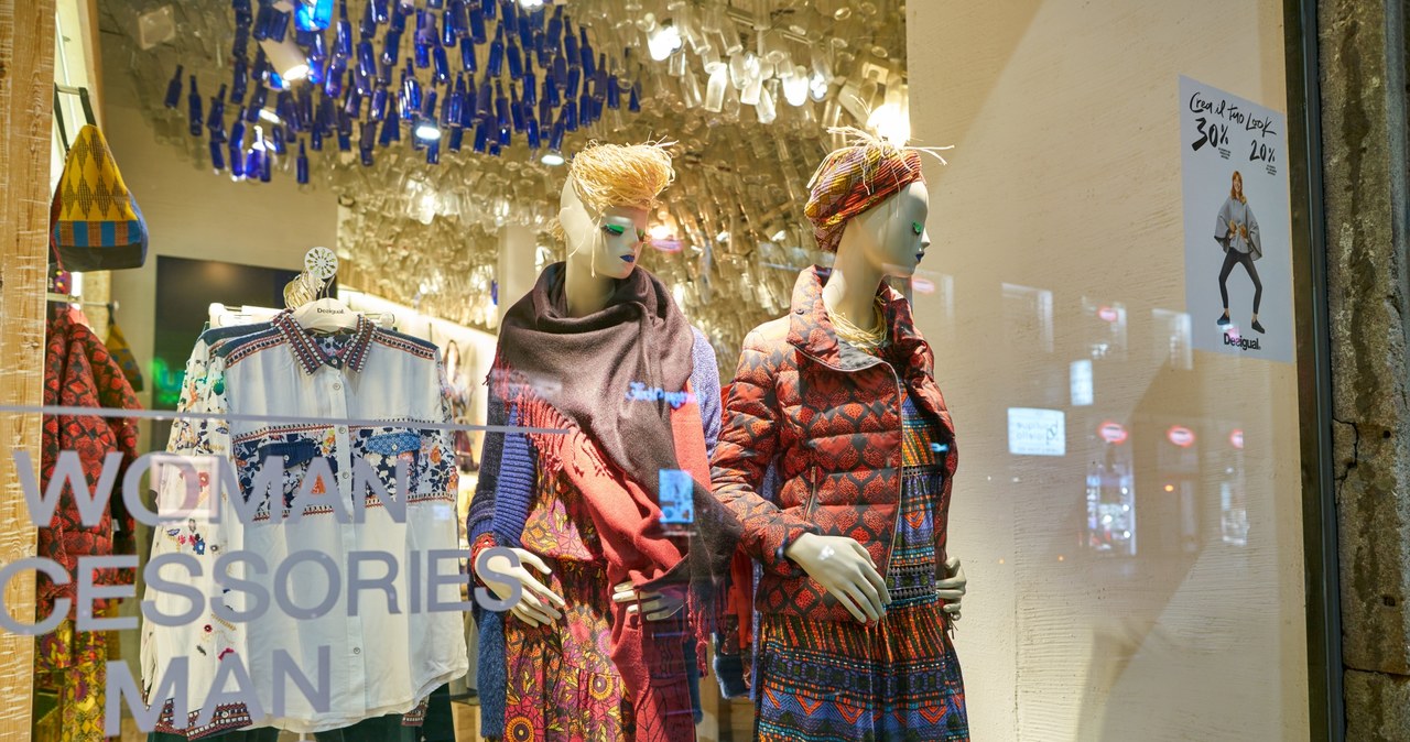 Wystawa sklepowa z odzieżą w sklepie Desigual w Mediolanie /123RF/PICSEL