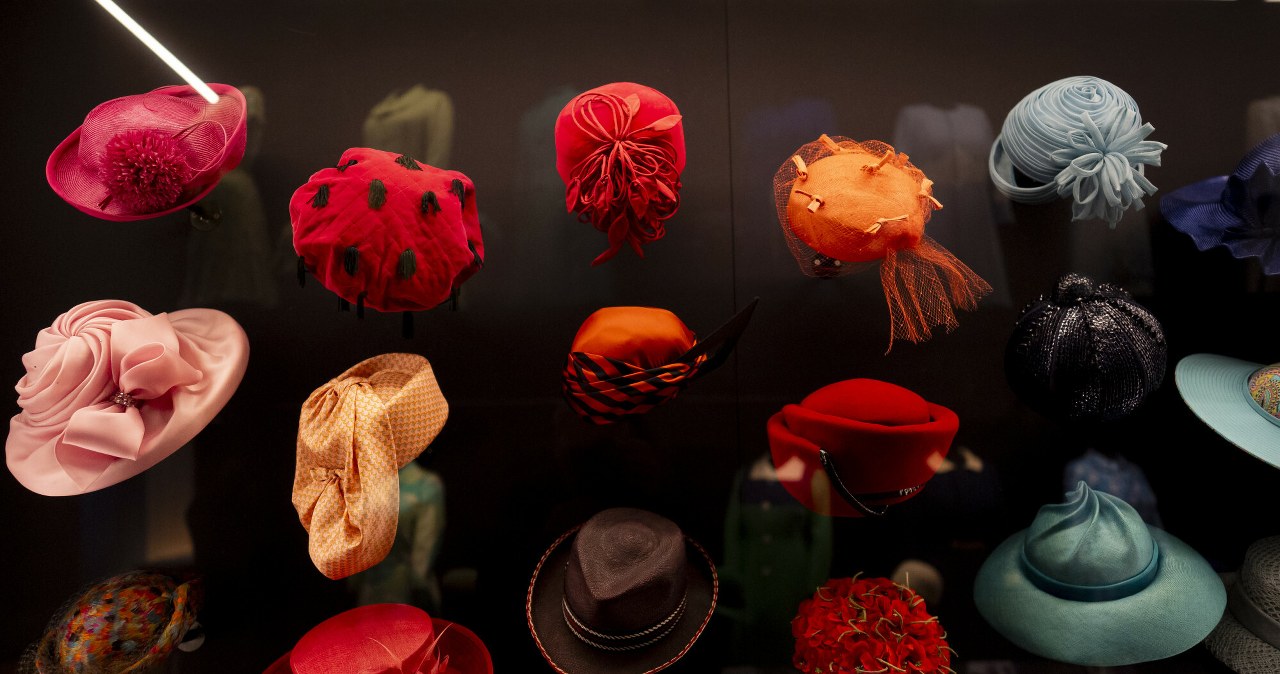 Wystawa strojów królowej Elżbiety II w Pałacu Buckingham