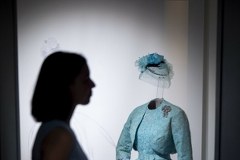 Wystawa strojów królowej Elżbiety II w Pałacu Buckingham