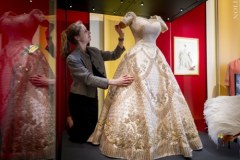 Wystawa strojów królowej Elżbiety II w Pałacu Buckingham