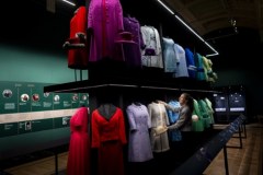 Wystawa strojów królowej Elżbiety II w Pałacu Buckingham