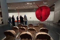 Wystawa twórczości Magdaleny Abakanowicz w Paryżu. Galeria