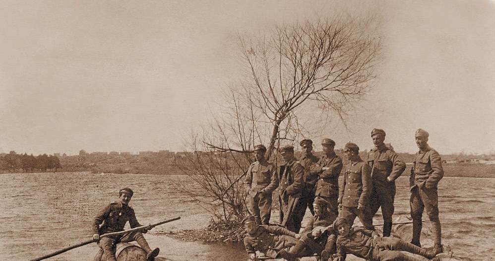 Wystawa w Muzeum Armii Krajowej: Emil Fieldorf płynący na beczce po rzece Stochód na Wołyniu; fotografia ze zbiorów Marka Ney-Krwawicza /materiały prasowe