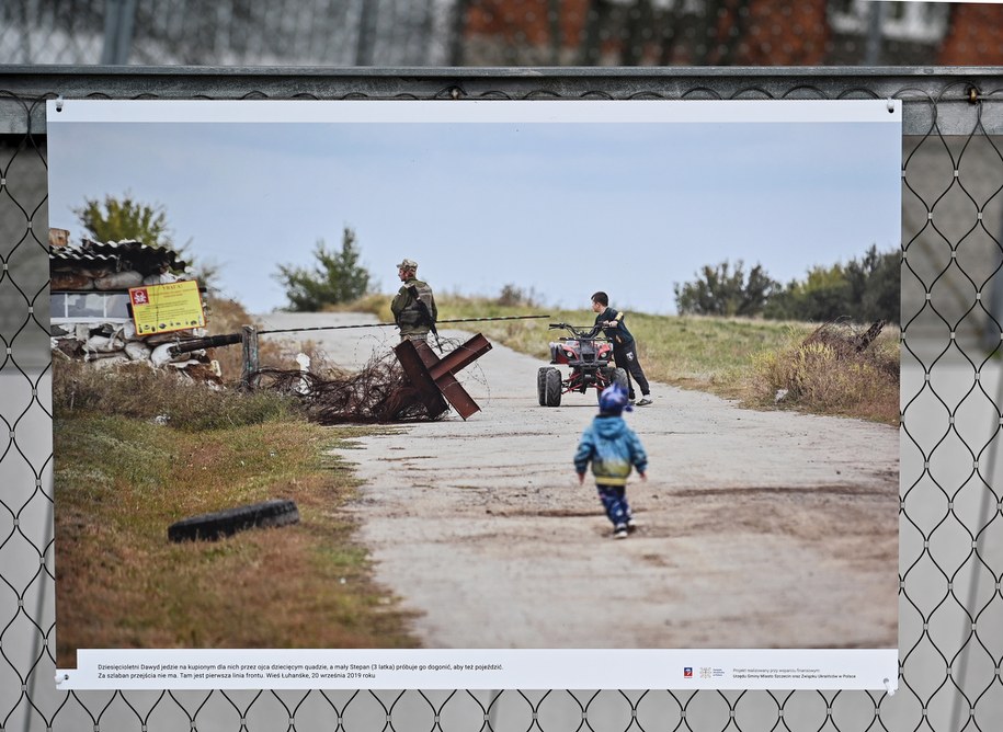 Wystawa „Zamrożone. Życie dzieci na linii frontu” / 	Marcin Bielecki    /PAP