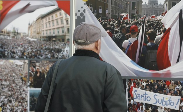 Wystawa zdjęć związanych ze śmiercią i pogrzebem Jana Pawła II na wadowickim rynku /Andrzej Grygiel /PAP