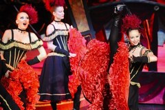 Występy kabaretu Paradis Latin przyciągają tłumy widzów