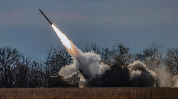 Wystrzał pocisku z systemu HIMARS przez wojska ukraińskie na zdj. z 5 listopada br. /HANNIBAL HANSCHKE /PAP/EPA