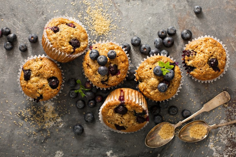Wystudzone muffinki możesz oprószyć cukrem pudrem lub udekorować polewą z białej czekolady lub kleksem bitej śmietany. /123RF/PICSEL