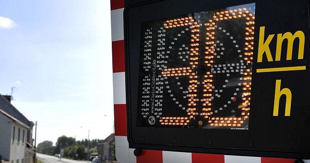 Wyświetlacze będą tylko informować kierowców. Kar nie będzie /AFP