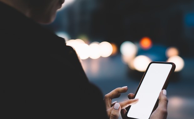 Wysyłając SMS-y wyłudzili milion złotych. Akt oskarżenia trafił do sądu 