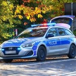 Wysyłał buziaki policjantom i wjechał rowerem w słup