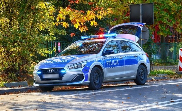 Wysyłał buziaki policjantom i wjechał rowerem w słup