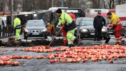 Wysypali jabłka na drogę, palili opony i słomę. Poznajesz te osoby?