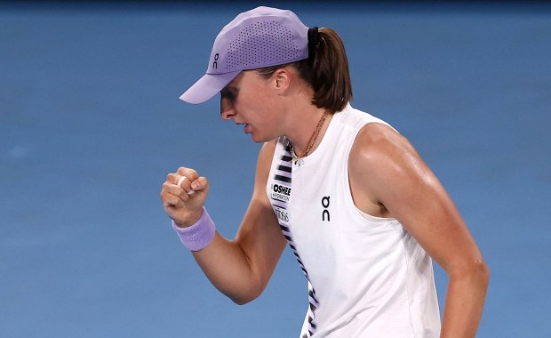 Wyszła z kłopotów obronną ręką. Iga Świątek gra dalej w Australian Open