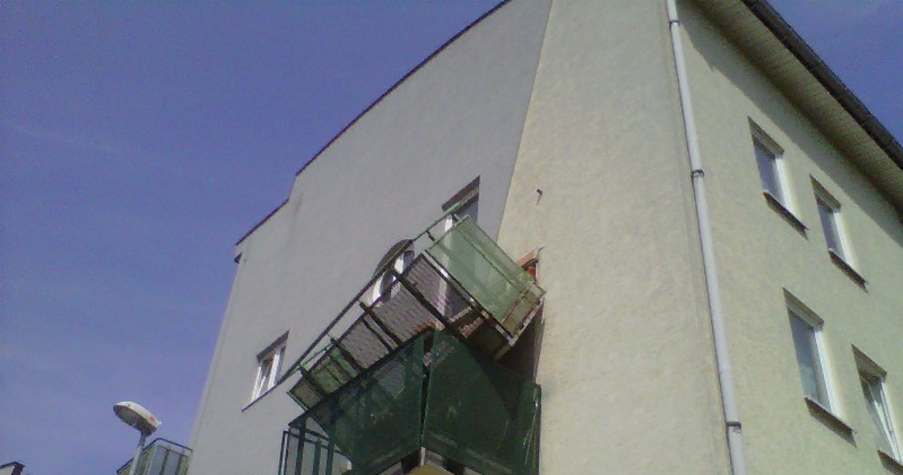 Wyszły na balkon. Zerwał się pod nimi balkon