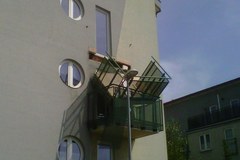 Wyszły na balkon. Zerwał się pod nimi balkon