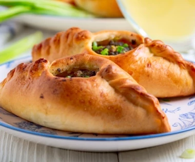 Wytrawne ciastka z mięsnym farszem. Wyglądają jak pierożki, smakują obłędnie 