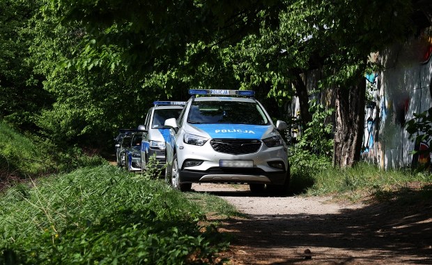 Wywieźli 18-latkę do lasu i kazali kopać grób