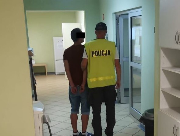 Wywołał pożar, a potem na niego patrzył. Spaliły się trzy samochody osobowe /Śląska policja /