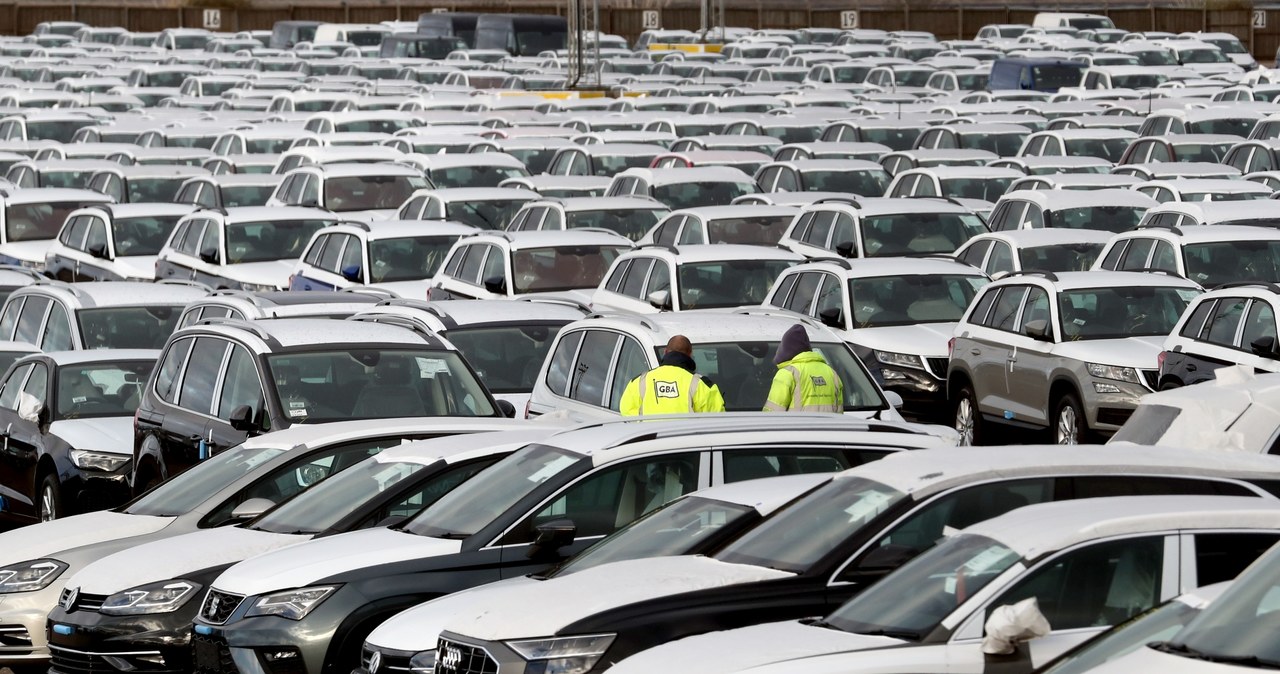 Wywołane pandemią kłopoty branży motoryzacyjnej są potęgowane zaostrzanymi normami emisji spalin /Getty Images