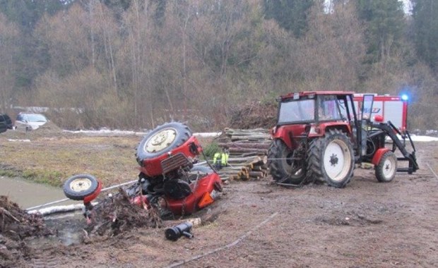 ​Wywrócony ciągnik przygniótł traktorzystę. Mężczyzna zmarł