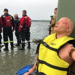 Wywrotka łodzi, trzy osoby w wodzie. Szkolenie strażaków na jeziorze Ukiel