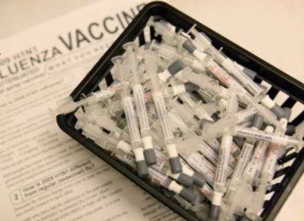 Wyznawcy teorii sposkowych wierzą, że HIV przenoszono celowo przy użyciu szczepionek na polio /Getty Images/Flash Press Media