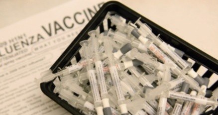 Wyznawcy teorii sposkowych wierzą, że HIV przenoszono celowo przy użyciu szczepionek na polio /Getty Images/Flash Press Media