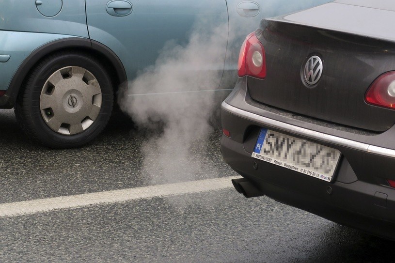 Wyższa, niż deklarowana, emisja spalin przez samochody Volkswagena będzie miała aż tak poważne konsekwencje? /Tomasz Kawka /East News