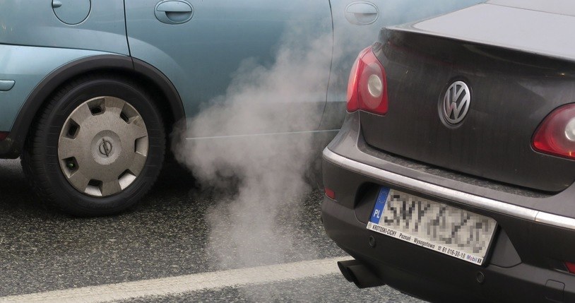 Wyższa, niż deklarowana, emisja spalin przez samochody Volkswagena będzie miała aż tak poważne konsekwencje? /Tomasz Kawka /East News