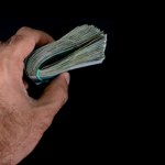 Wyższe odsetki dla inwestujących w obligacje. Finanse publiczne na krawędzi