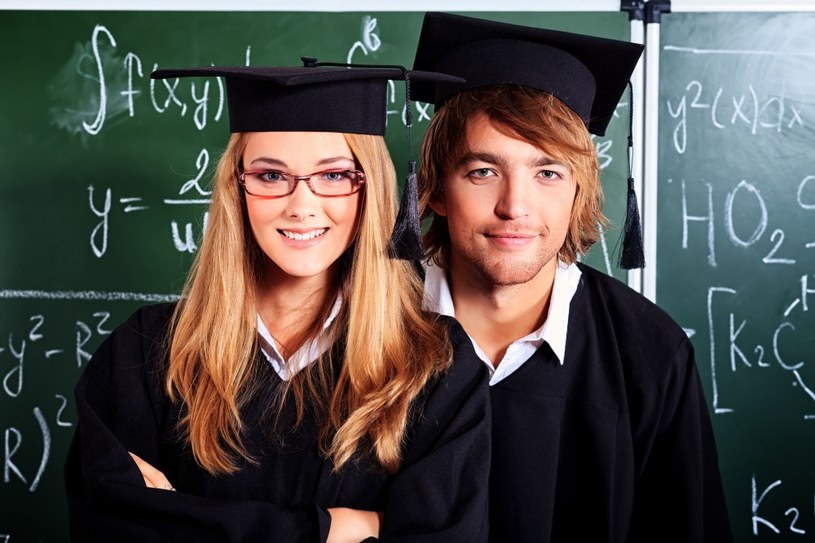 Wyższe wykształcenie to lepsze zarobki? /123RF/PICSEL