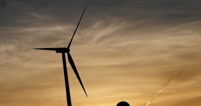 Wyższy koszt produkcji energii odnawialnej finalnie obciąży gospodarkę i kieszeń Kowalskiego. /AFP