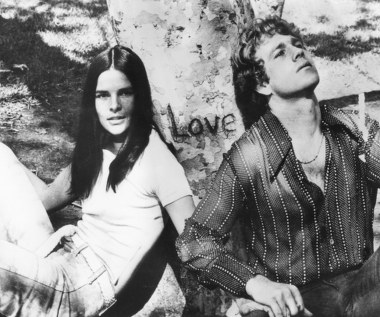 Wyzwaniem było obsadzenie roli Olivera Barretta. Propozycję zagranie tej postaci odrzucili Beau Bridges, Michael Douglas, Jon Voight i Peter Fonda. Nieznany szerzej Ryan O'Neal musiał pokonać w castingu około 1000 rywali. O'Neal wspomina, że podczas zdjęć próbnych pocałował się tak intensywnie z MacGraw, że był pewny, iż angaż ma już w kieszeni. Później dowiedział się od przyjaciela, że aktorka całowała się tak samo również z jego konkurentami. Za swoją rolę dostał 25 tys. dolarów.

Film otworzył też drzwi do kariery Tommy'emu Lee Jonesowi. Był to jego debiut filmowy. Jones grał studenta Harvardu, sam będąc absolwentem tej uczelni. Erich Segal, kreśląc postać Oliviera, inspirował się Jonesem, gdyż ten był "typem atlety i macho, ale z sercem poety".

(PAP Life)