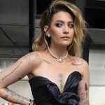 Wyzwolona Paris Jackson świeci piersiami w blasku księżyca! Pokazała za dużo?