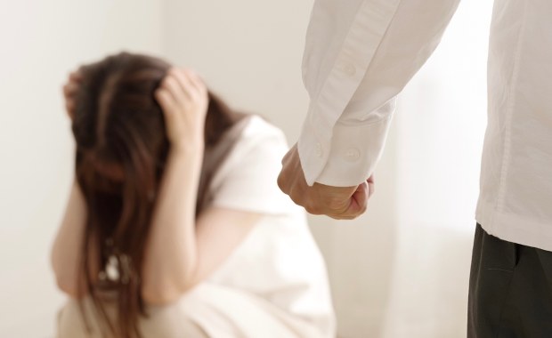 Wyzywał, przewracał i poniżał. Tak piłkarz Górnika Łęczna miał znęcać się nad partnerką