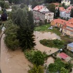 Wzbierają rzeki na Śląsku, niespokojna noc w Kłodzku 