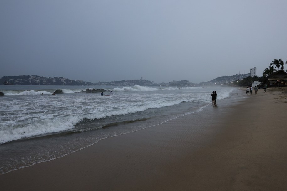 Wzburzone wody Oceanu Spokojnego u wybrzeży Acapulco /David Guzmán /PAP/EPA