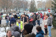 Wzburzony tłum przed prokuraturą w Iławie. Przesłuchanie podejrzanej o dzieciobójstwo