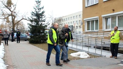 Wzburzony tłum przed prokuraturą w Iławie. Przesłuchanie podejrzanej o dzieciobójstwo