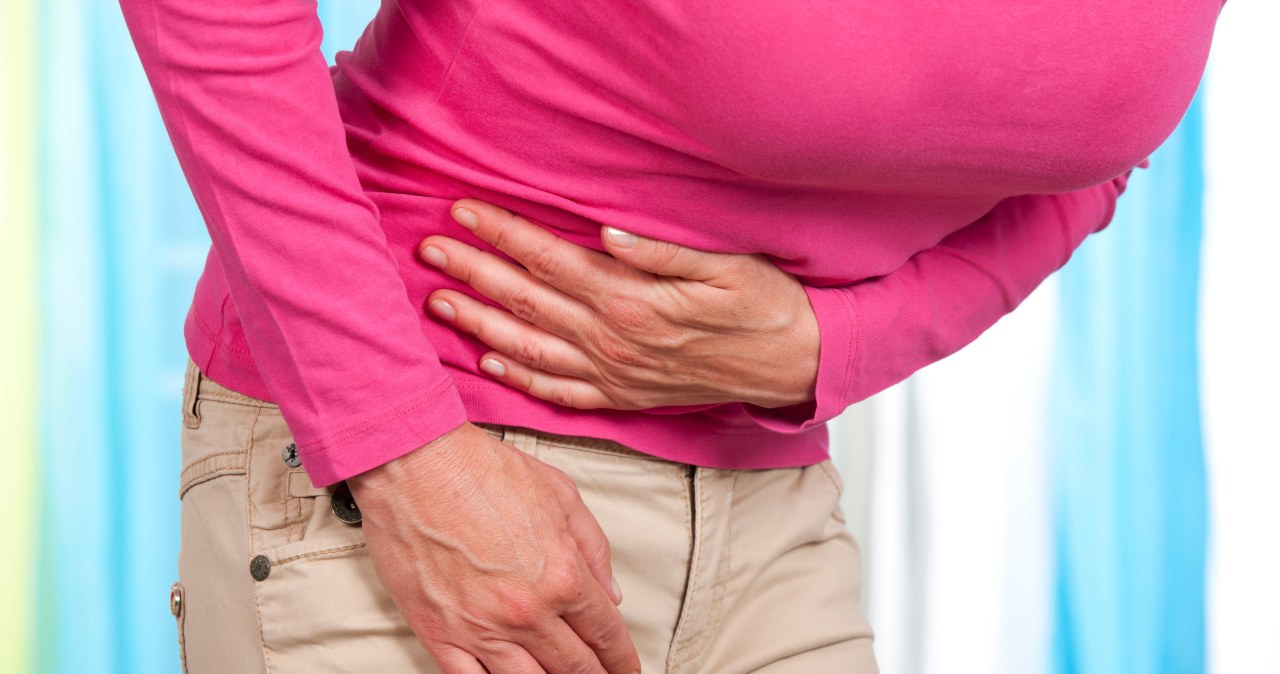 Wzdęcia, nawracające bóle podbrzusza czy krwawienia z dróg rodnych to objawy, które mogą świadczyć o rozwijającym się nowotworze /123RF/PICSEL