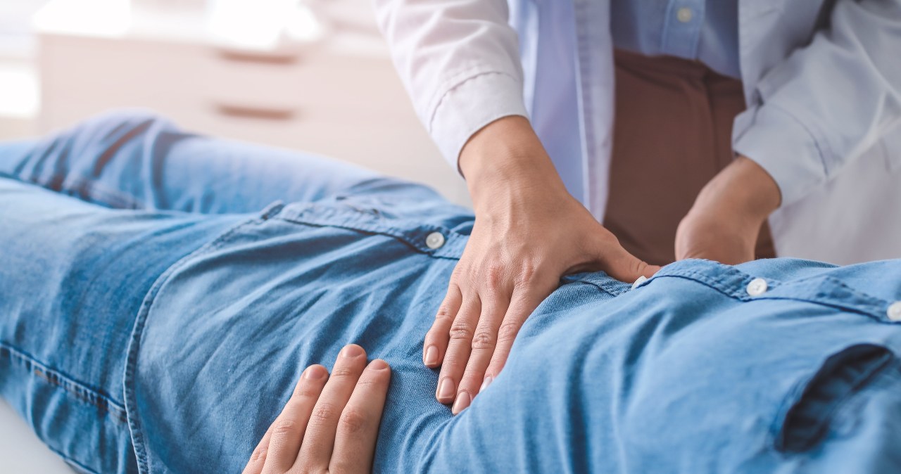 Wzdęcia, zaparcia? Może chodzić o kamienie kałowe /123RF/PICSEL