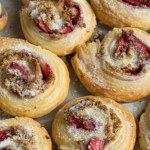 rabarbar Wzięłam rabarbar i jabłko, a potem zawinęłam w ciasto. Smak tych roladek powala na kolana